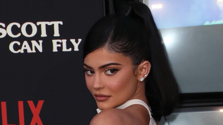 "her Butt Slides Down To Her Knees!" Kylie Jenner Fans