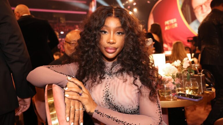 Sza Reveals Why She Had Her Breast Implants Removed