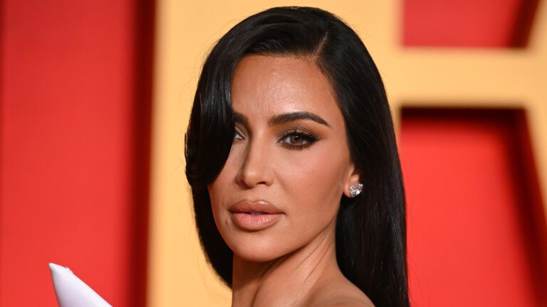 Kim Kardashian's Fans Suspect Star Has 'new Facelift' After Spotting